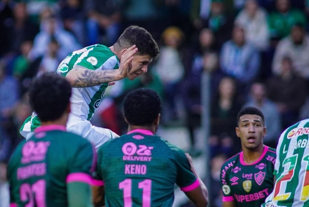 Ronaldo cabeceia bola em direção ao gol em Juventude x Fluminense; ex-Flamengo foi bem na vitória