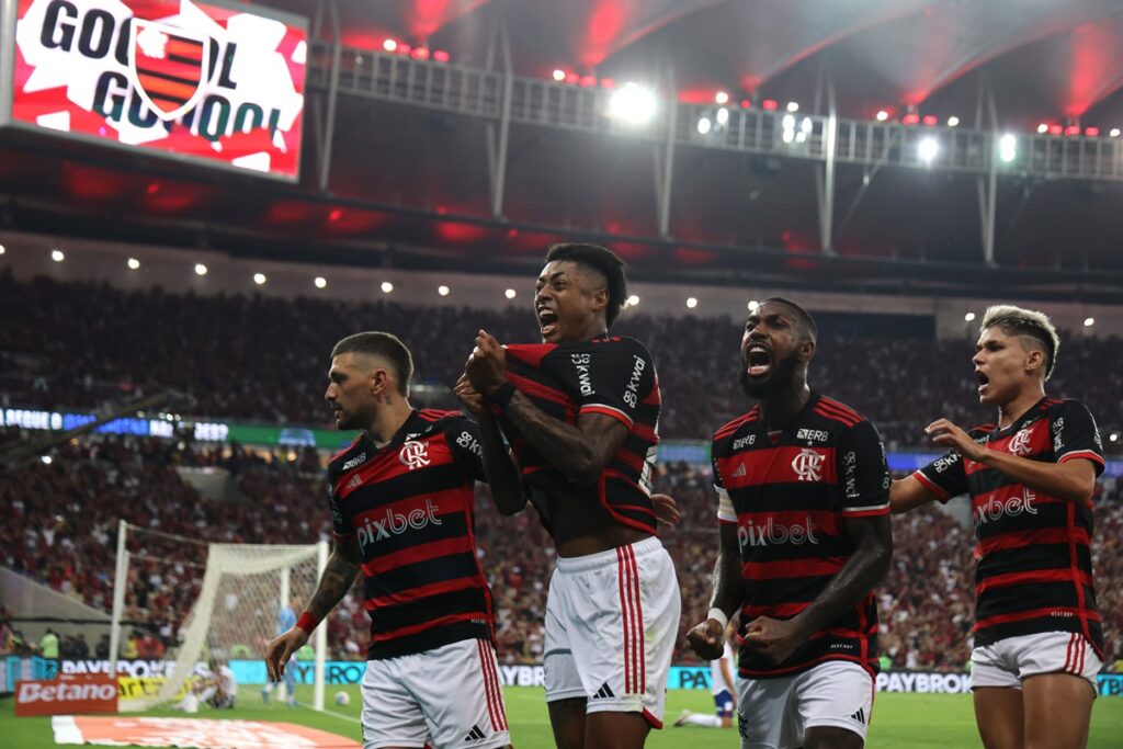 Bruno Henrique beija escudo, Arrascaeta, Gerson e Luiz Araújo vibram muito em gol do Flamengo contra o Bahia pela Copa do Brasil 2024