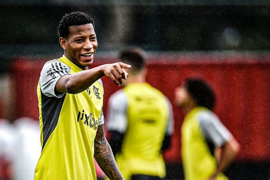 gonzalo plata aponta em treino do flamengo