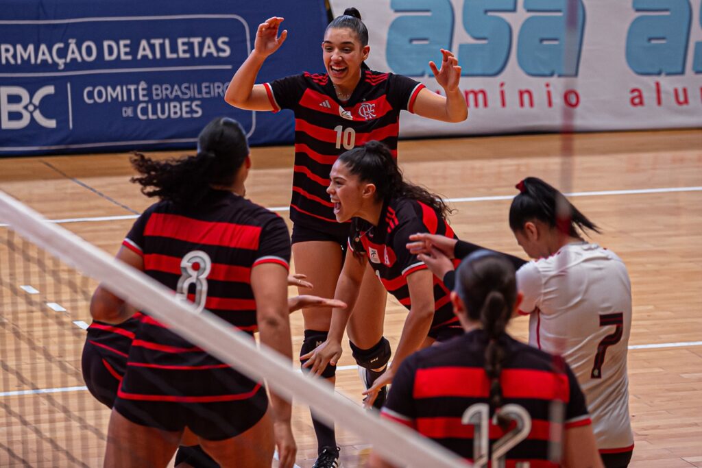 Jogadoras do Flamengo comemoram vitória sobre o Vôlei Louveira na Superliga C