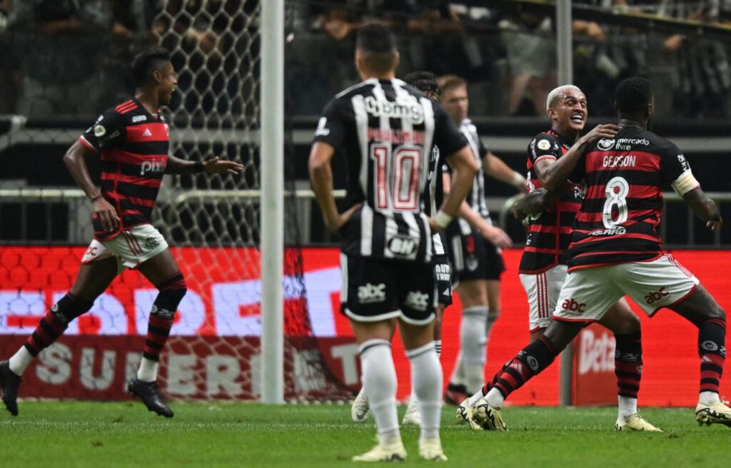 Gerson comemora gol pelo Flamengo sobre o Atlético-MG