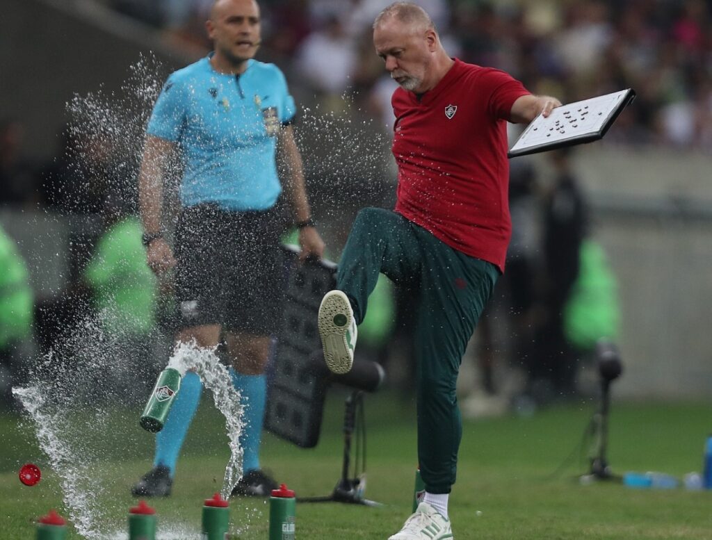 Mano Menezes chuta garrafa do Fluminense na beira do campo; veja como chega o rival para enfrentar o Flamengo no Brasileirão