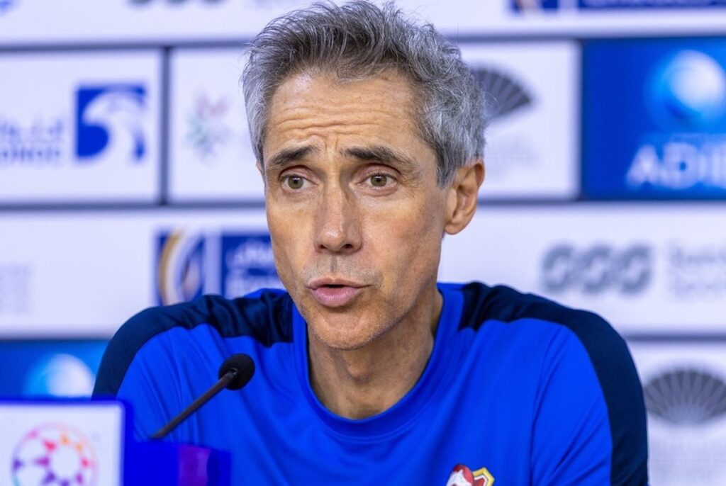 Paulo Sousa fala em coletiva de imprensa do Shabab Al Ahli, clube que tem os ex-Flamengo Matheusão, Guilherme Bala e Yuri César