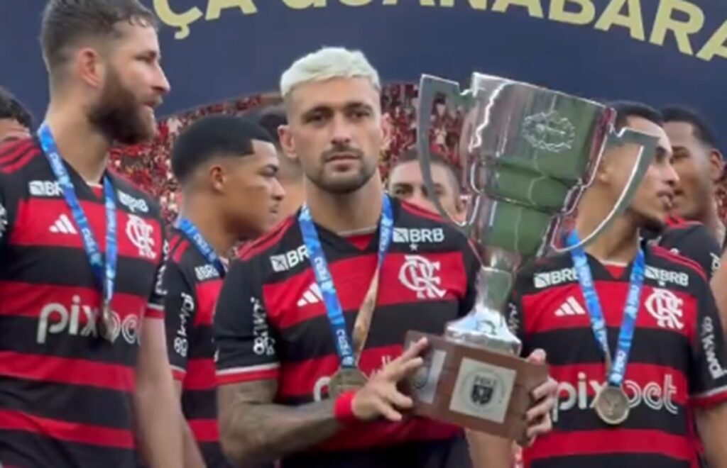 arrascaeta levanta taça guanabara pelo flamengo clube também foi campeão carioca