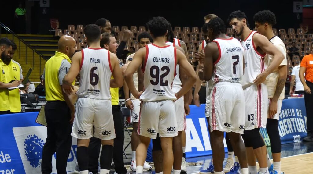 Flamengo durante tempo técnico em partida do Torneio de Abertura NBB