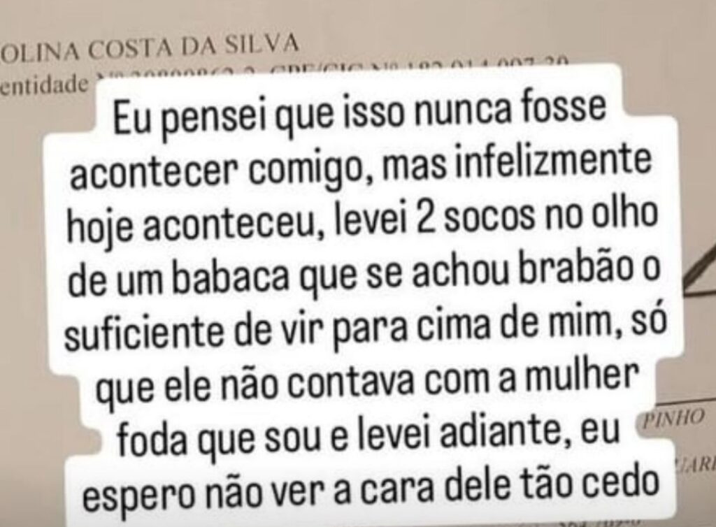 Torcedora mostra boletim de ocorrência após ser agredita por torcedor