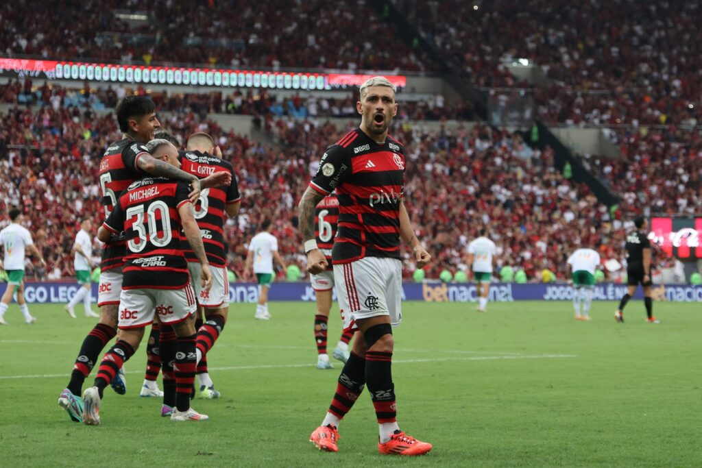 Arrascaeta comemora gol pelo Flamengo; meia se torna o atleta com mais títulos da Copa do Brasil