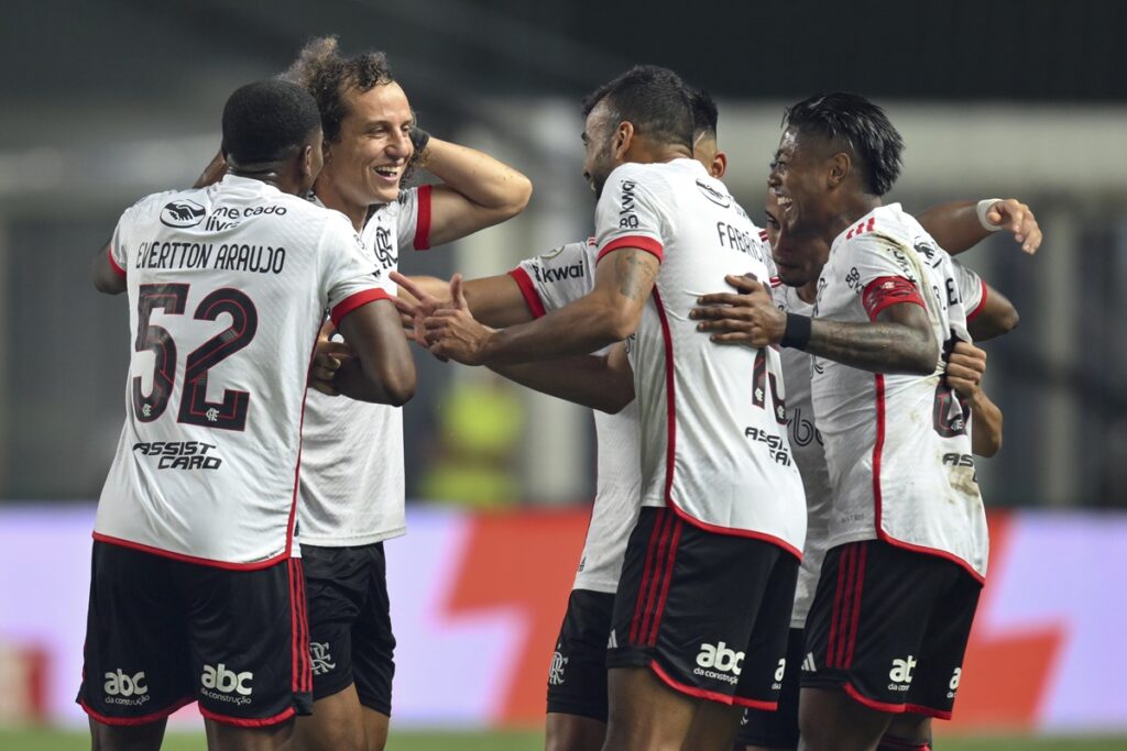 David Luiz celebra gol e recebe cumprimentos de Evertton Araújo, Fabrício Bruno, Bruno Henrique, Matheus Gonçalves e Alcaraz eml Cruzeiro x Flamengo pelo Brasileirão 2024