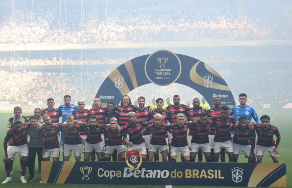 Time do Flamengo perfilado antes da conquista da Copa do Brasil na Arena MRV; time tem a melhor defesa da história do torneio