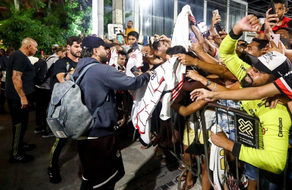 Gabigol atende torcedores do Flamengo em Fortaleza