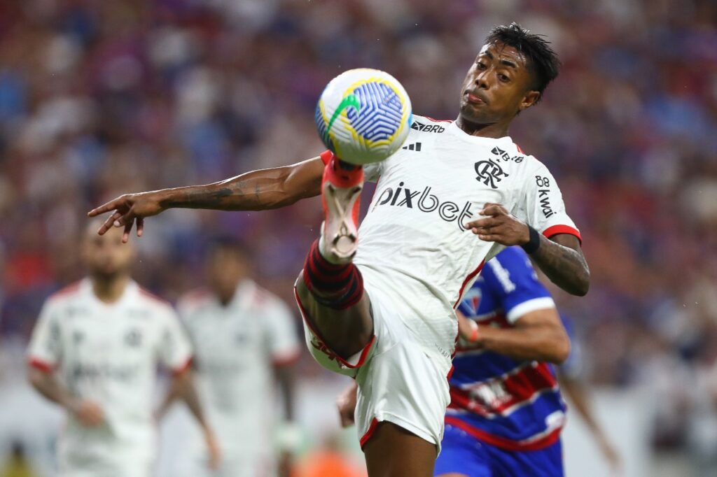 Bruno Henrique tenta matar a bola no peito durante confronto com o Fortaleza, no Castelão