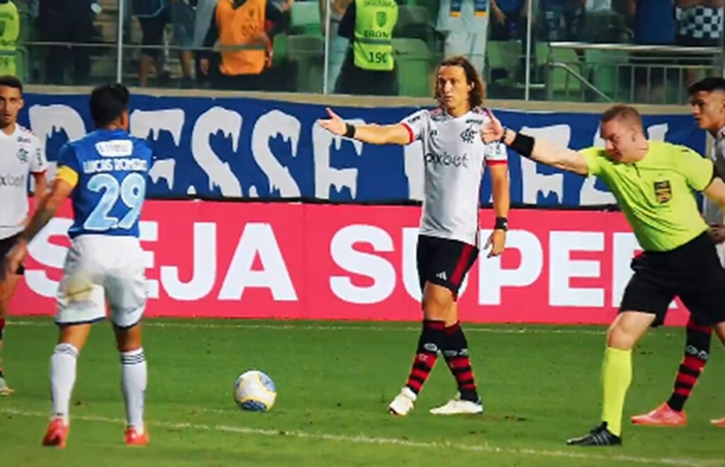 david luiz antes de gol de falta no jogo entre flamengo e cruzeiro