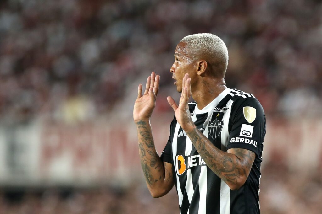 Deyverson, do Atlético Mineiro, gesticula durante a partida de volta da semifinal da Copa CONMEBOL Libertadores 2024 entre River Plate e Atlético Mineiro