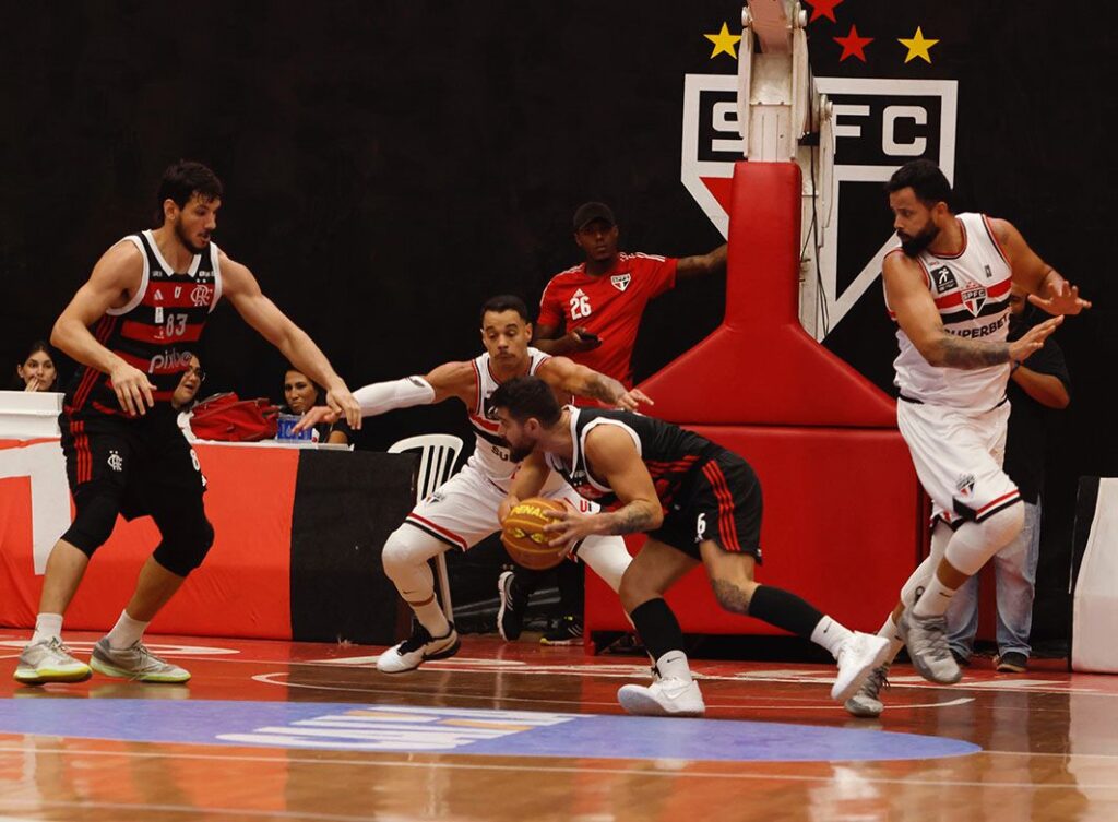 Flabasquete contra o São Paulo no NBB.