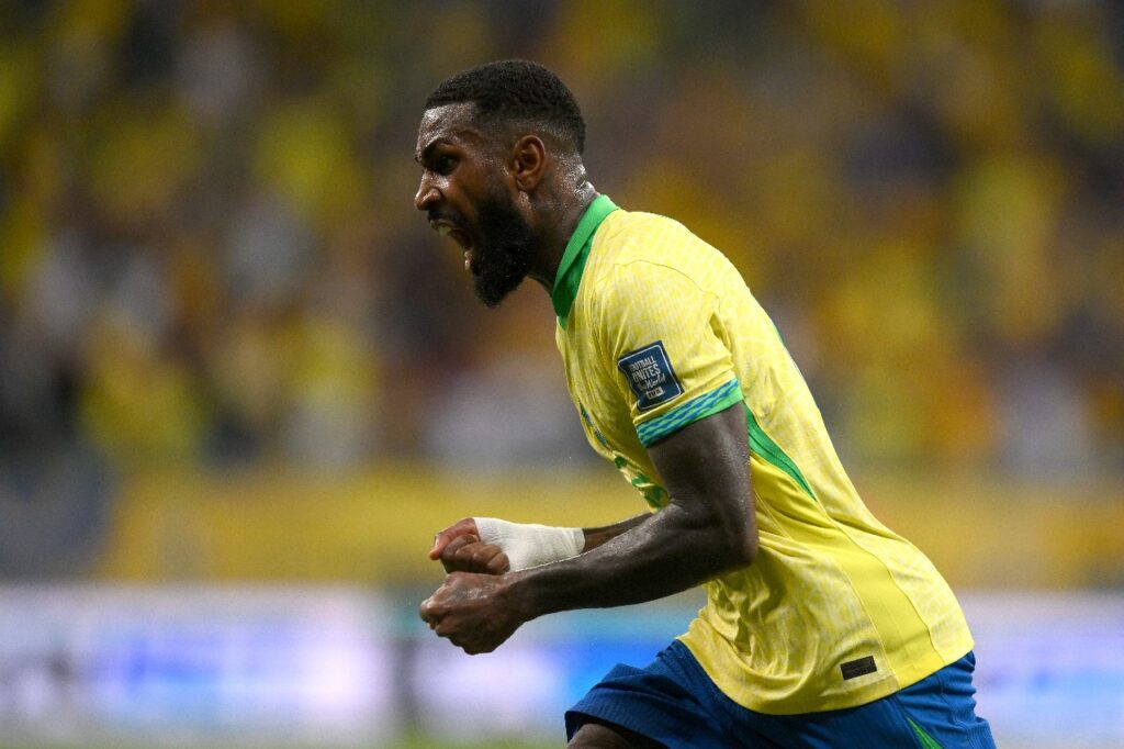 SALVADOR, BRASIL - 19 DE NOVEMBRO: Gerson, do Brasil, comemora após marcar o primeiro gol da equipe durante a partida das Eliminatórias da Copa do Mundo da FIFA 2026 entre Brasil e Uruguai na Arena Fonte Nova em 19 de novembro de 2024 em Salvador, Brasil.