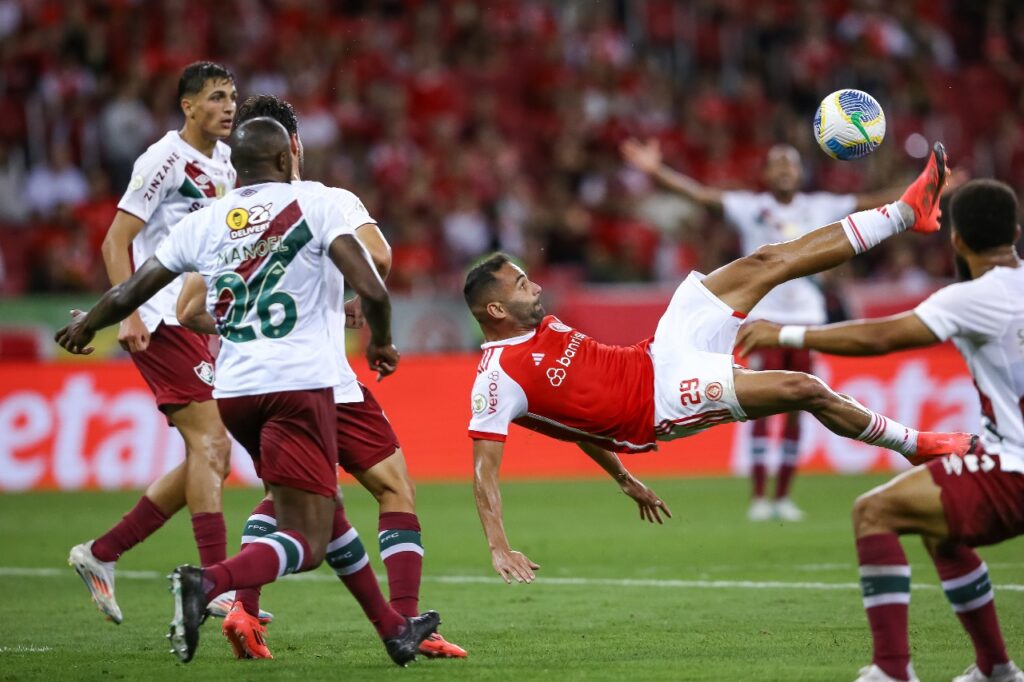 PORTO ALEGRE, BRASIL - 8 DE NOVEMBRO: Thiago Maia, do Internacional, faz uma tentativa de gol durante a partida entre Internacional e Fluminense no Brasileirão 2024, no Estádio Beira-Rio, em 8 de novembro de 2024, em Porto Alegre, Brasil.